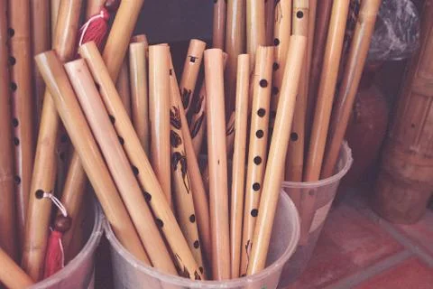 Set of ancient wind musical instruments, lifestyle. Old flutes, bamboo, horns Foto stock