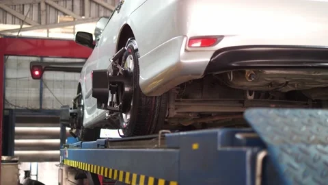 Set up a balancing center. Process of balancing and fitting car tire wheel .. Video stock 238880519