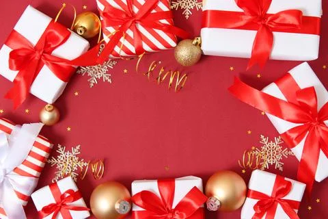 Set of beautifully wrapped gift boxes and Christmas decor Stockfoto's
