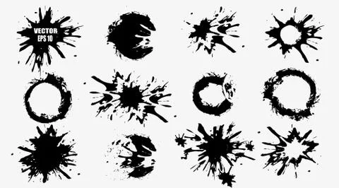 Set of black hand-painted blots, on white background and ink splatter. Vector Ilustração Stock