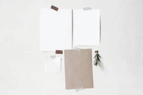 Set of blank greeting cards, note paper mockups. Empty sheets of white and kraft Fotos de archivo