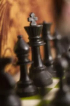 Set chess on a chessboard background focus on king Foto stock