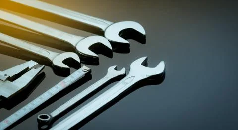 Set of chrome wrenches or spanners isolated on glass table in workshop. Chrom 库存照片