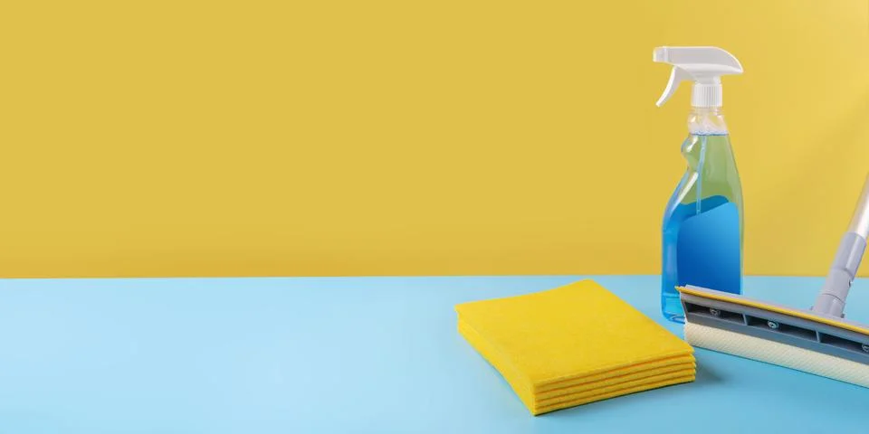 Set for cleaning windows on blue background Foto stock