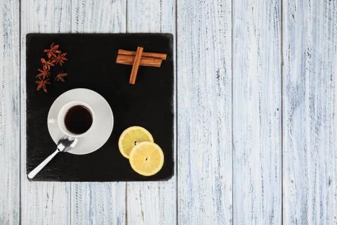 Set for cold winter evening: tea, lemon, cinnamon and star anise flowers Stock-Fotos