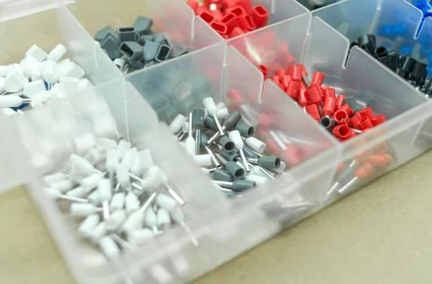 A set of colored crimp terminals for electrical wires. Crimping sleeves of Foto stock