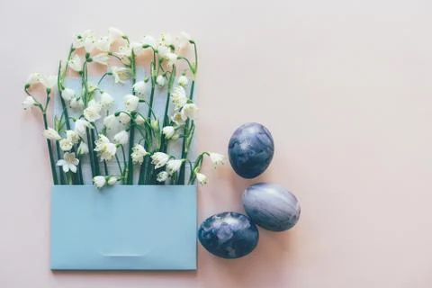 Set of colored eggs and flowers in the envelope Stock-Fotos