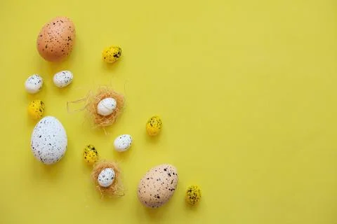Set of colored eggs on a yellow background. Festive Easter concept. Foto stock