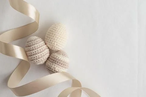 Set of cute handmade crocheted eggs, pastel color, striped pattern Foto stock