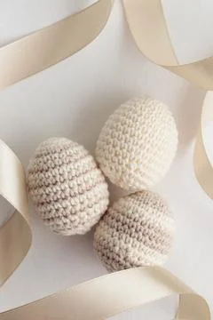 Set of cute handmade crocheted eggs, pastel color, striped pattern Foto stock