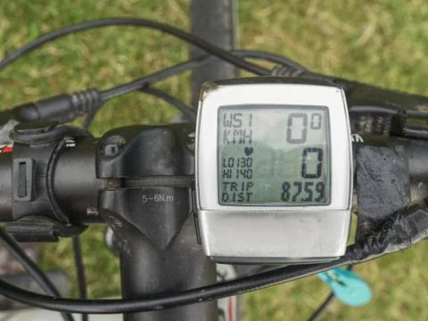Set cycling computer on mtb bars. Its displays a range of ride data Foto stock