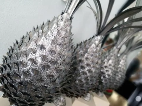Set of decorative silver pineapples - Decorative pieces for the home Foto stock