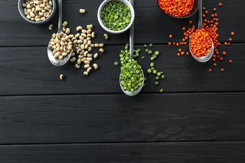 A set of different cereals. Ancient grain food green peas dried beans black eyes 库存照片