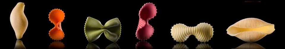 Set of different type of pasta isolated on black background Illustrazione stock