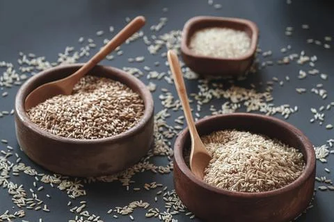 Set of different types of rice and cereals in wooden bowls and Stock-Fotos