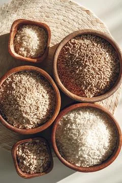 Set of different types of rice and cereals in wooden bowls Foto stock