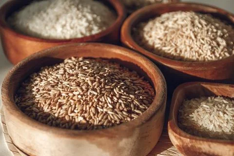 Set of different types of rice and cereals in wooden bowls Stock-Fotos