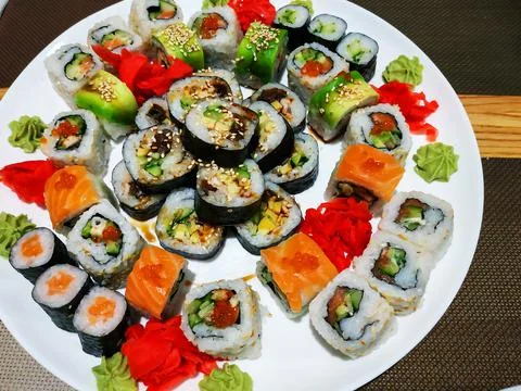 Set of different types of rolls on a white plate. Traditional Japanese Dish 库存照片