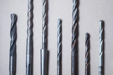 Set of drill bits on wooden background. Foto stock