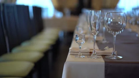 A set of drinking glasses for one person in a restaurant for a banquet. 库存影片 144639415