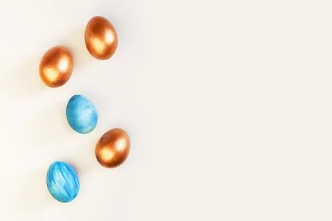 Set of Easter blue and golden color eggs isolated on white background. Stylish Foto stock