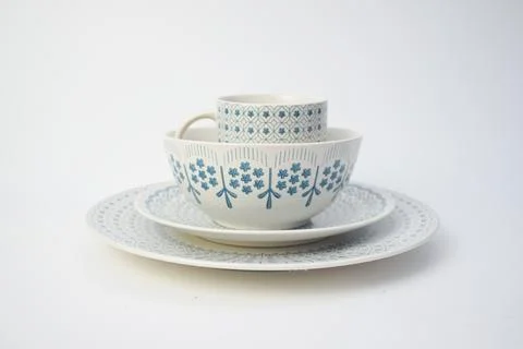 Set of elegant white ceramic tableware with blue floral patterns, including.. Foto stock