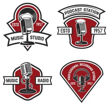 Set of  emblems with old style microphone isolated on white back Illustrazione stock