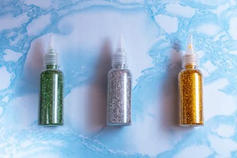 Set of emerald, silver and gold glitters in plastic bottles for soap making o Foto stock