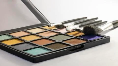Set of eyeshadows and make up brushes Stock-Fotos