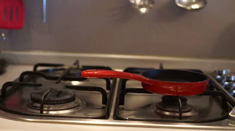 Set fire to a gas stove 動画素材 55301948