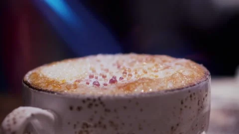 Set fire to powdered sugar in a cup of coffee, caramelization occurs Vídeo Stock 158982077