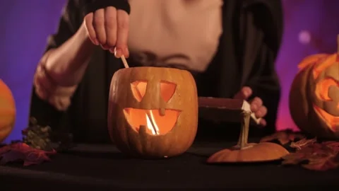 Set fire to pumpkin for halloween Stock Footage 163752648