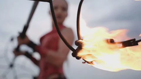 Set fire to a torch with kerosene. slow motion Vídeo Stock 113704880