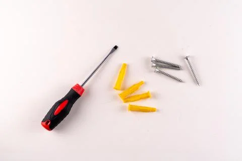Set of Flat Head Screwdriver, Screws, Plastic Screw Anchor Plugs Foto stock