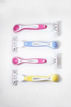 Set of four multi-colored women's shaving razors Foto stock