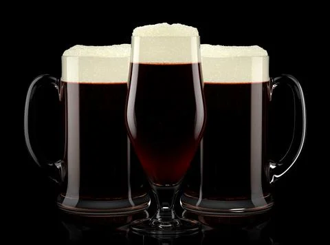 Set of fresh draft beer glasses with bubble froth isolated on black background. Illustrazione stock