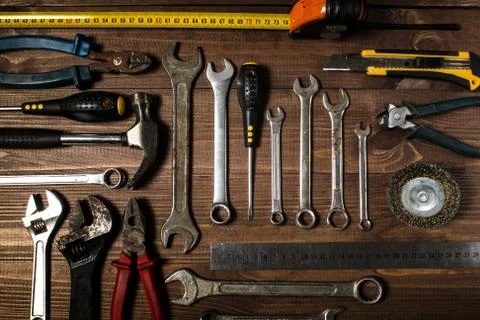 Set of hand tools on a wooden table Foto stock