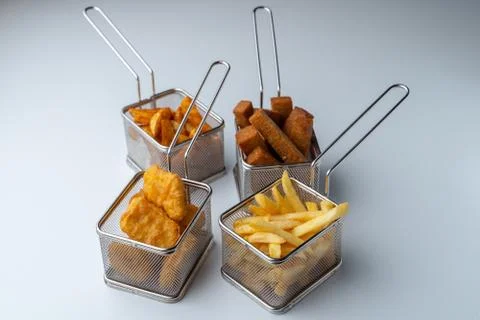 Set of hot deep fried beer snacks: crispy chicken nuggets, french fries and c Foto stock