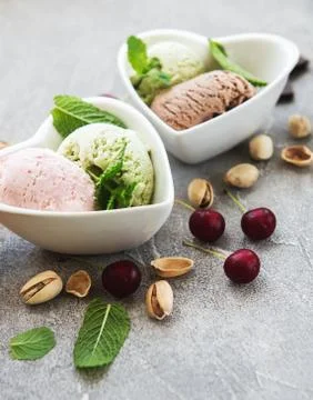Set of ice cream scoops of different colors and flavours Foto stock