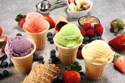 Set of ice cream scoops of different colors and flavours Foto stock
