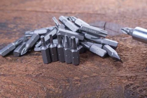 Set of interchangeable bits for screwdriver on the wood Foto stock