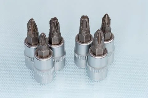 Set of interchangeable crosspoint bits for screwdriver on blue surface Foto stock