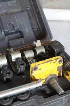 A set of interchangeable heads for a manual pipe bender in a case Stockfoto's