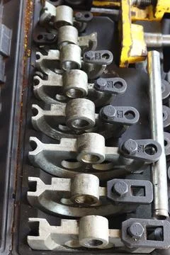 A set of interchangeable heads for a manual pipe bender in a case Stockfoto's