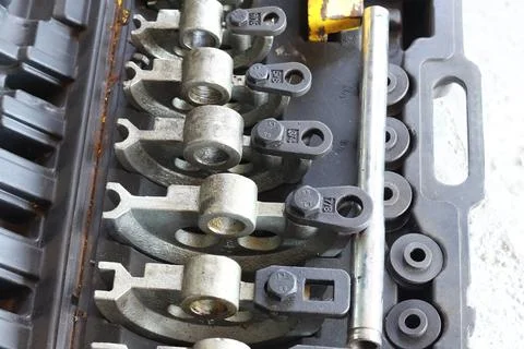 A set of interchangeable heads for a manual pipe bender in a case Stockfoto's