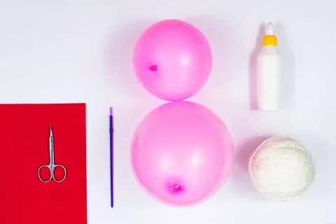 A set of items for making a handmade snowman. Scissors, threads, balls, glue Foto stock
