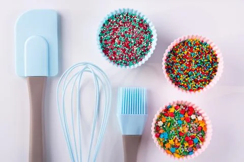 Set of kitchenware for cooking pastries and  Rainbow sprinkles for decoration Foto stock