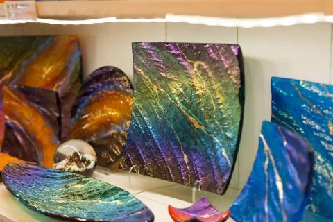 Set of lava wall plates on display for sale in a souvenir shop.  Maui, Hawaii Foto stock