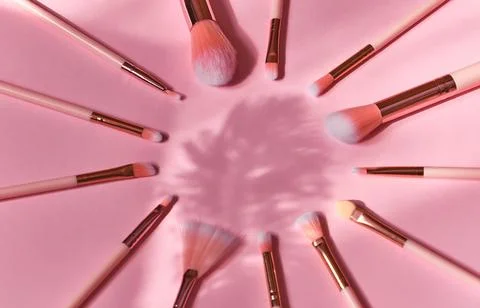 Set of makeup brushes on a pink background Foto stock