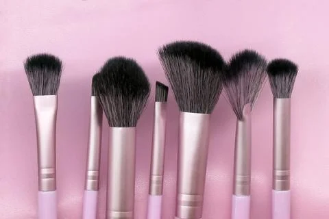 Set of makeup brushes on a pink background Foto stock